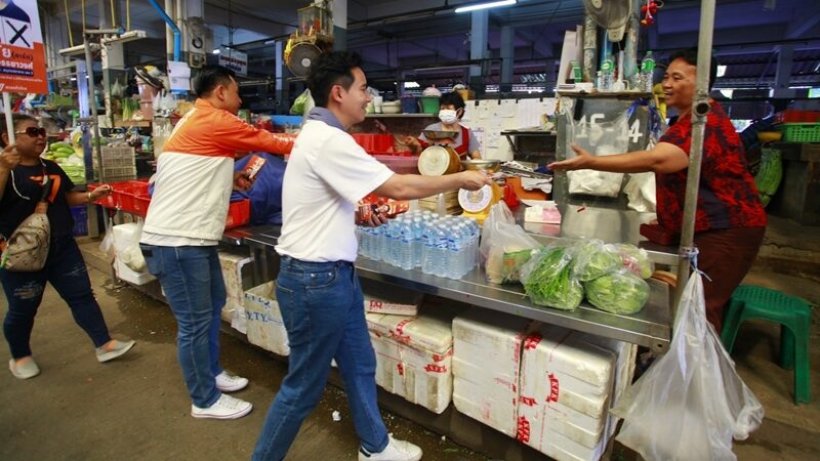 ระทึก! พิธา ลงพื้นที่สมุทรปราการ เจอคนป่วยวูบคารถ รีบช่วย