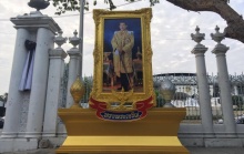 เจ้าหน้าที่อัญเชิญพระบรมฉายาลักษณ์ “ในหลวง ร.10” ประดิษฐานหน้าประตูเข้ารัฐสภา