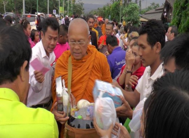 พระสุเทพนำคณะออกรับบิณฑบาต