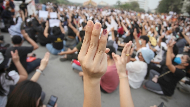 กลุ่ม ส.ว. เดือดจัด หลังถูกกลุ่มนักศึกษาขับไล่!