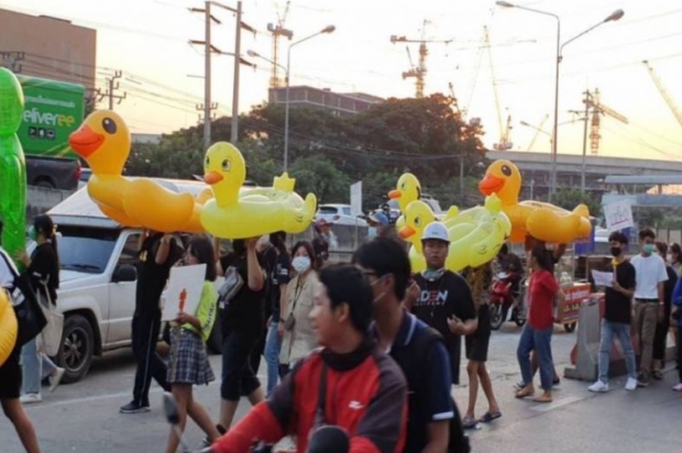 ผวจ.นนทบุรีแจ้งจับม็อบ พ่นสีป้ายศูนย์ราชการ