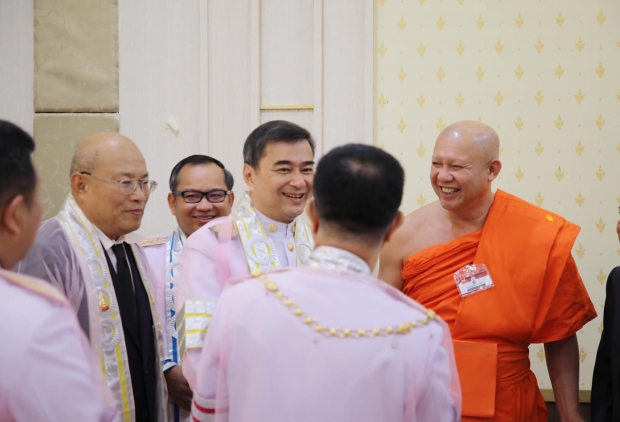 ‘อภิสิทธิ์’ เข้ารับประทานปริญญา พุทธศาสตรดุษฎีบัณฑิตกิตติมศักดิ์ 