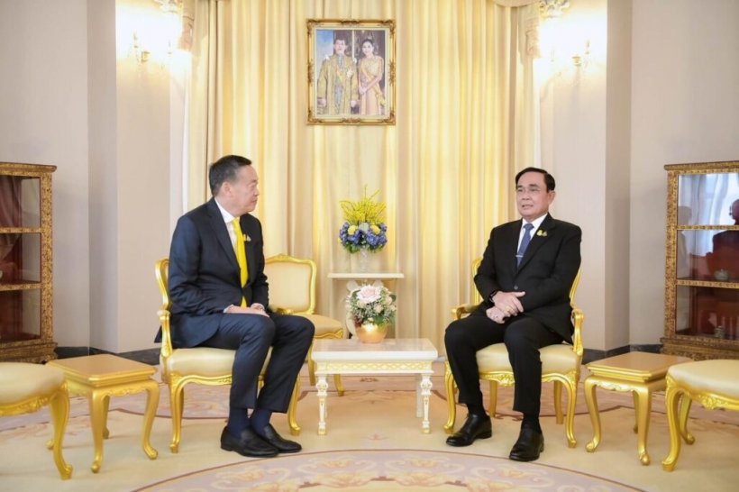 เปิดภาพ ประยุทธ์-เศรษฐา ทัวร์ทำเนียบรัฐบาลจับมือปรองดองชื่นมื่น