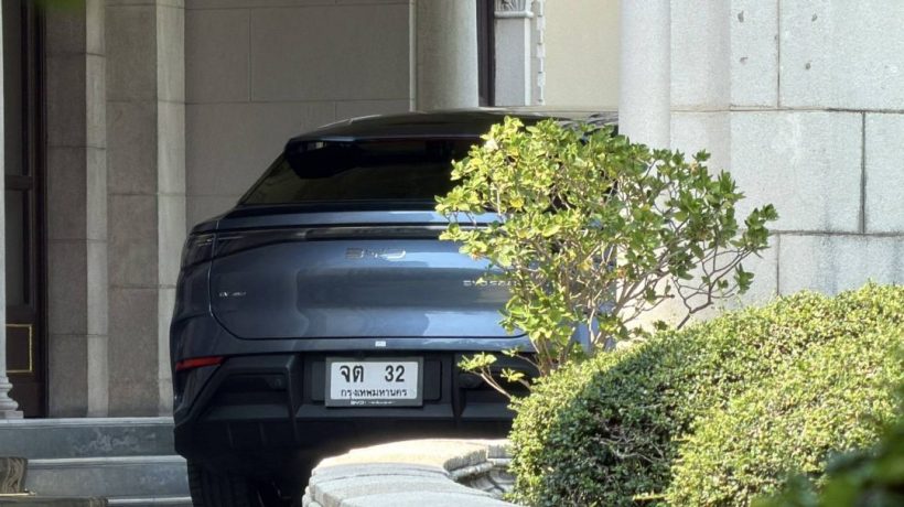 นายกฯ ขับรถไฟฟ้าเข้าทำเนียบฯ วันที่ 3 เปลี่ยนป้ายขาวแล้ว