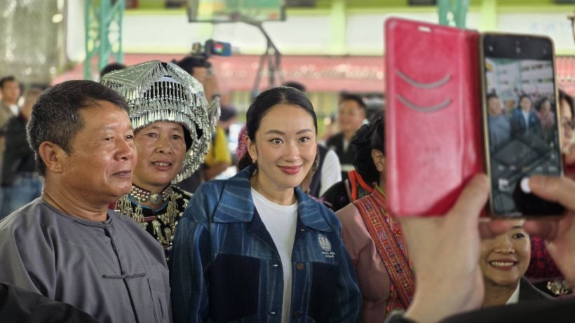 นายกฯอิ๊งค์ ฝ่าฝน พบกลุ่มชาติพันธุ์ ยินดี ฝันเป็นจริงได้สัญชาติไทย...