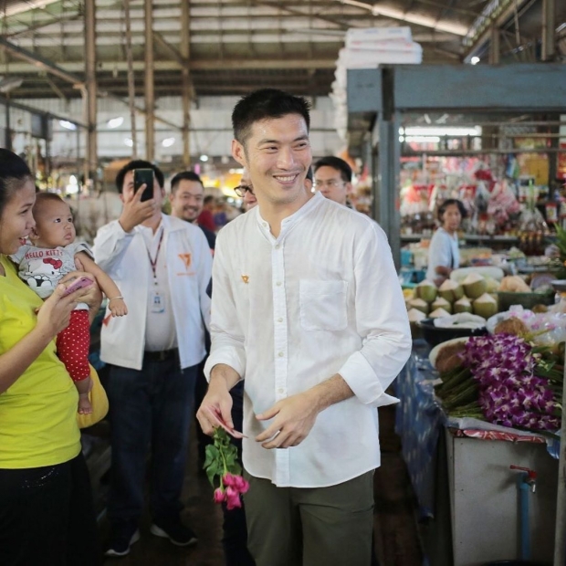 ธนาธร จับมือ มานพ ส่งต่อภารกิจหลังพ้นสภาพเป็นส.ส. เชื่อ ทำหน้าที่แทนได้ดีแน่!