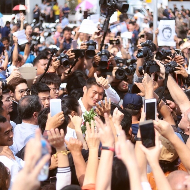 ธนาธร จับมือ มานพ ส่งต่อภารกิจหลังพ้นสภาพเป็นส.ส. เชื่อ ทำหน้าที่แทนได้ดีแน่!