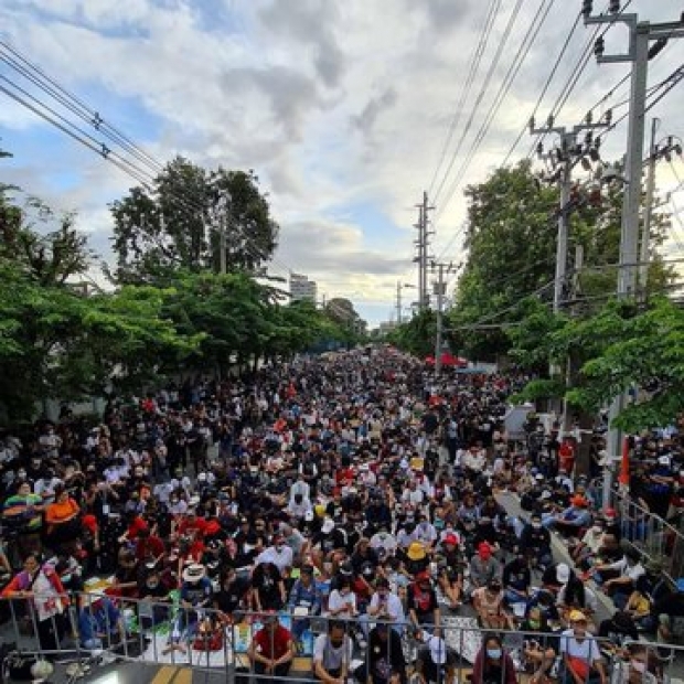 มวลชนโห่ ส.ว.เตรียมเผ่นด้านหลังสภา ขีดเส้นตาย3 ข้อเสนอ ถ้าเมิน ตุลาฯเจอกัน!