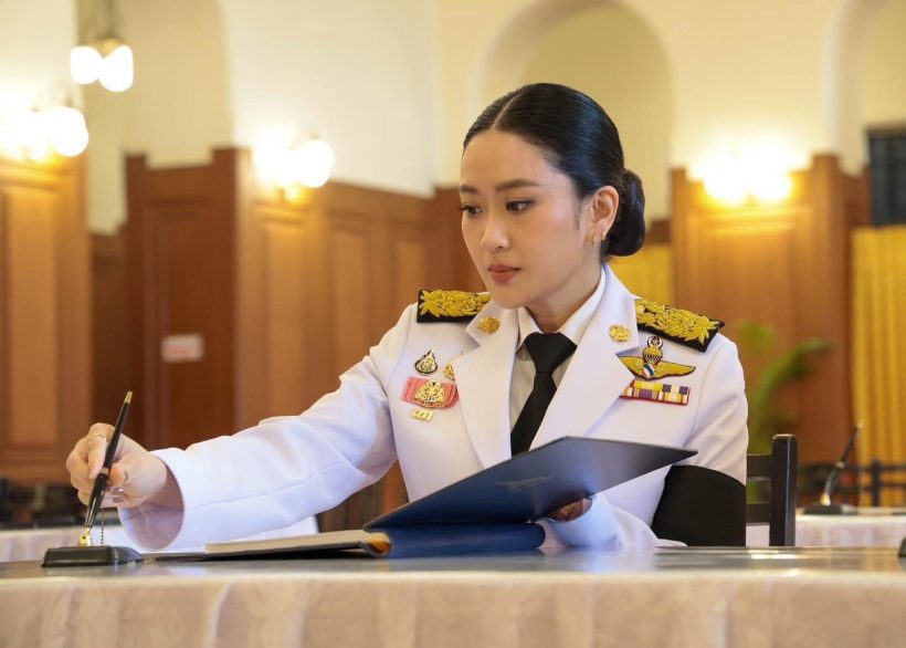 ภาพ 2 อดีตนายกฯ ถวายความอาลัยสมเด็จพระพันปีหลวง