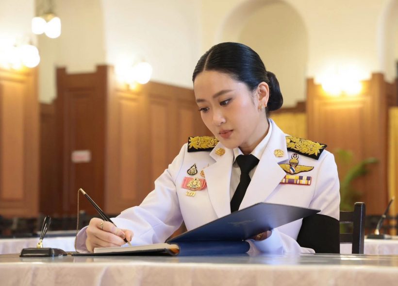 ภาพ 2 อดีตนายกฯ ถวายความอาลัยสมเด็จพระพันปีหลวง