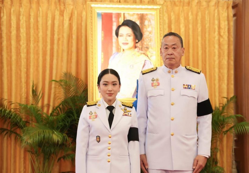 ภาพ 2 อดีตนายกฯ ถวายความอาลัยสมเด็จพระพันปีหลวง
