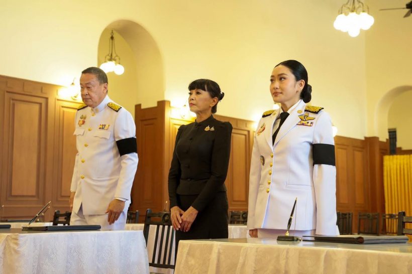 ภาพ 2 อดีตนายกฯ ถวายความอาลัยสมเด็จพระพันปีหลวง