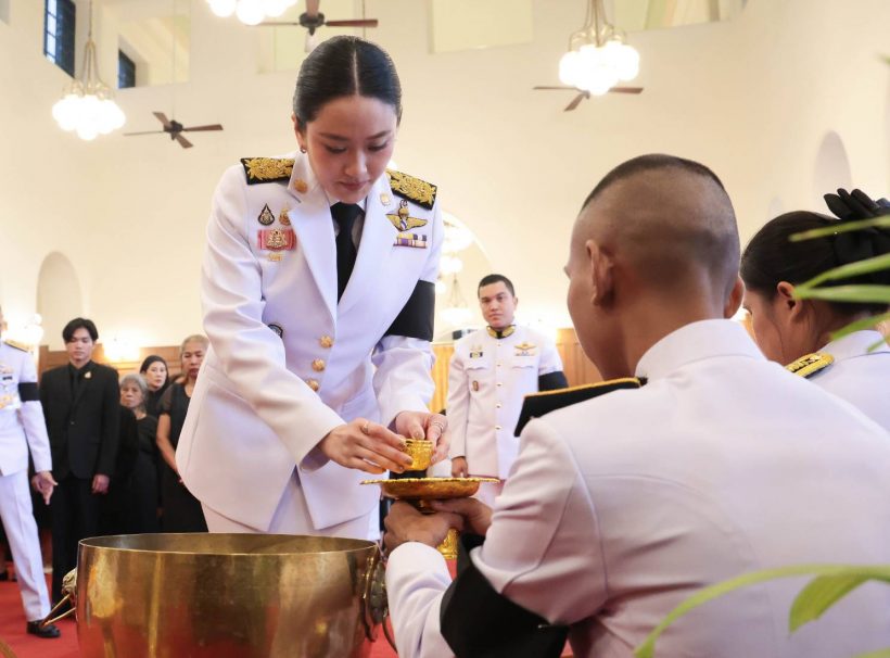ภาพ 2 อดีตนายกฯ ถวายความอาลัยสมเด็จพระพันปีหลวง