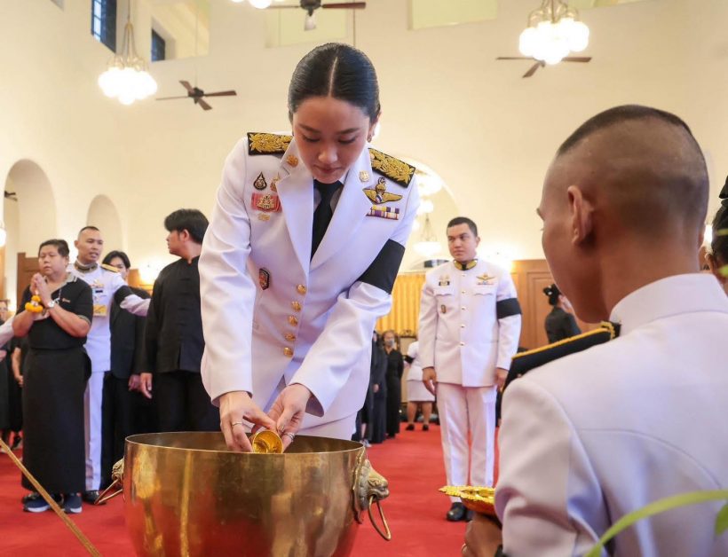 ภาพ 2 อดีตนายกฯ ถวายความอาลัยสมเด็จพระพันปีหลวง