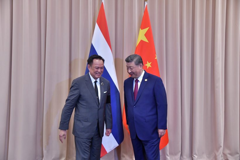 ภาพประวัติศาสตร์ นายกฯอนุทิน จับมือ สีจิ้นผิง กลางเวทีประชุม!