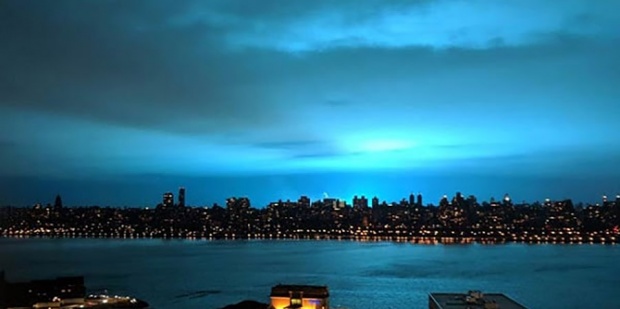 เกิดแสงประหลาดสีฟ้าที่กรุงนิวยอร์ค อเมริกา