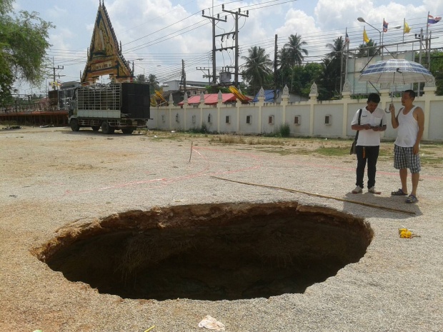 เกิดหลุมยุบกว่า 4 เมตร ที่วัดเขาพนม ชาวบ้านเชื่อเป็นทางผ่าน พญานาค