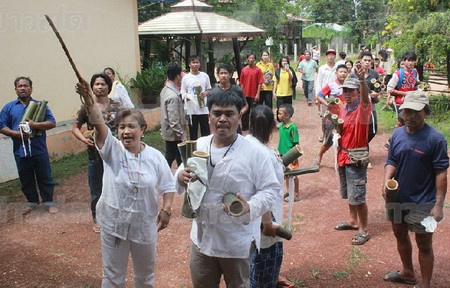 ชาวบ้านนิมนต์พระเกจิดังทำพิธี ฮือ!ไล่ผีปอบ-กล่าวหาพ่อกำนันเป็นปอป