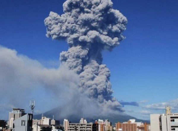 ญี่ปุ่นเคลียร์เถ้าภูเขาไฟระเบิด ปะทุรอบ 13 ปี