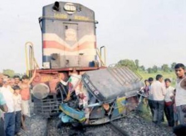 รถไฟโดยสารอินเดียพุ่งชนรถสามล้อดับเพียบ (ชมคลิป)