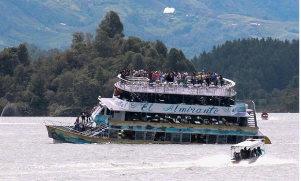 ระทึก!!! เรือท่องเที่ยวล่มในโคลอมเบีย เสียชีวิตแล้ว 9 ราย (มีคลิป)