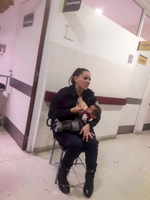 ตำรวจหญิง สวมวิญญาณความเป็นแม่ ควักเต้าให้นมทารกขาดสารอาหารหนัก กลางโรงพยาบาล