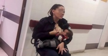 ตำรวจหญิง สวมวิญญาณความเป็นแม่ ควักเต้าให้นมทารกขาดสารอาหารหนัก กลางโรงพยาบาล