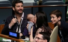 นายกหญิงนิวซีแลนด์ อุ้มลูกทารก 3 เดือน เข้าร่วมการประชุมสมัชชาใหญ่ของสหประชาชาติ (มีคลิป)