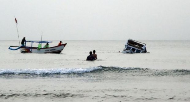 หมดหวังที่จะพบผู้รอดชีวิตจากเรือล่มนอกฝั่งมาเลเซีย