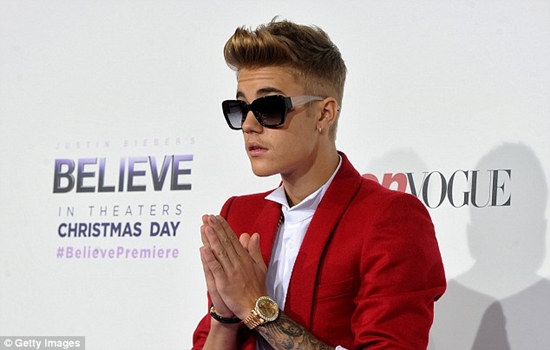 หมียังเอือม!! ริงโทน Justin Bieber...ช่วยชีวิตชาวประมงที่ถูกหมีตะครุบ