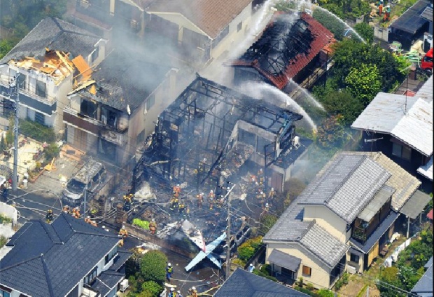 ญี่ปุ่นยังงง สาเหตุเครื่องบินเล็กตกใส่หลังคาบ้าน ดับ 3 คนบนพื้นดินซวยด้วย