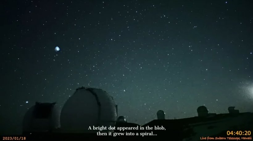 เปิดคลิป เกลียวสีน้ำเงินประหลาดคล้ายกาแล็กซี บนท้องฟ้าในฮาวาย