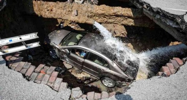 แผ่นดินยุบตัวทำให้เป็นหลุมขนาดใหญ่กลางถนนในรัฐโอไฮโอ