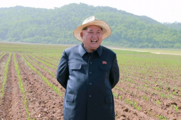เผด็จการนิยมผู้นำเกาหลีเหนือสั่งจนท. ติดเข็มกลัดหน้าตัวเอง-พ่อ-ปู่บนเครื่องแบบ