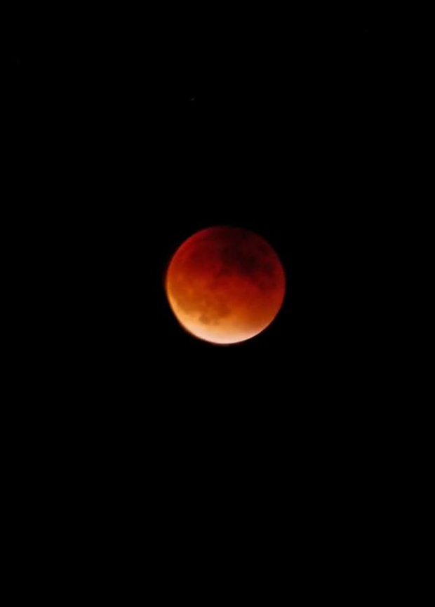 รวมภาพพระจันทร์สวย ๆ จากทุกมุมโลก กับปรากฏการณ์ Super Blood Moon