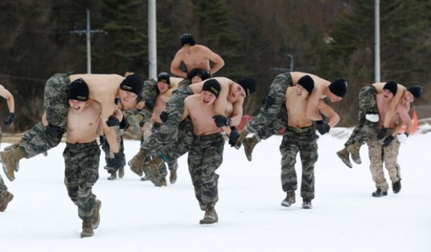 ทหารเกาหลี+อเมริกา ซ้อมรบท่ามกลางหิมะหนาวสะเทือนตับ!