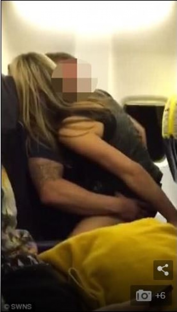 ใครมีถุงยางบ้างไหม?! คู่รักมีเซ็กซ์บนเครื่องบิน แบบไม่แคร์สายตาใคร ผู้โดยสารอึ้งกันทั้งลำ!