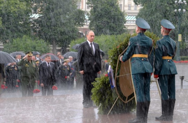  สุดยอดความแข็งแกร่ง! ปูติน ฝ่าสายฝนวางพวงหรีดรำลึกทหารโซเวียตจนเปียกโชก (คลิป)