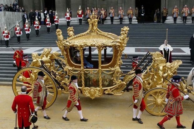 ควีนอลิซาเบธ ทรงเผยครั้งแรกถึงการประทับรถม้าพระที่นั่งเมื่อครั้งพิธีราชาภิเษก 65 ปีก่อน (มีคลิป)