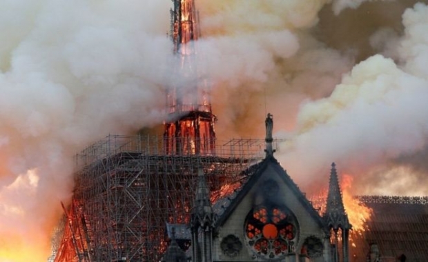 เศร้าใจ ไฟไหม้มหาวิหารนอเทรอดาม กลางกรุงปารีส อายุ 850 ปี