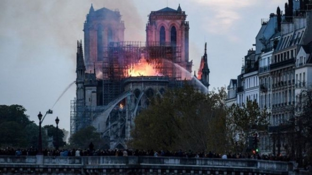 เศร้าใจ ไฟไหม้มหาวิหารนอเทรอดาม กลางกรุงปารีส อายุ 850 ปี