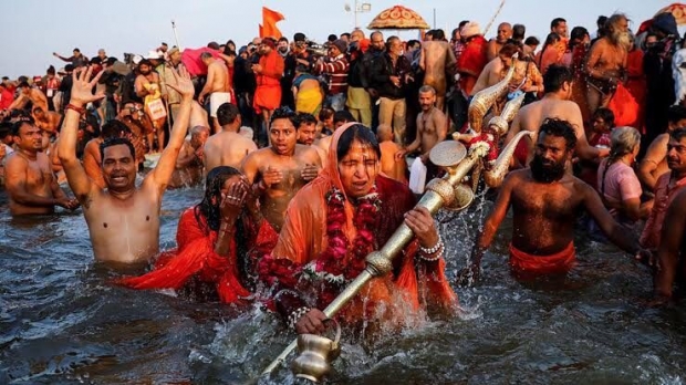 ภาพสุดอึ้ง! ชาวอินเดียนับล้าน ล้างบาปที่ เเม่น้ำคงคา ไม่กลัวติดโควิด