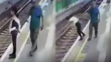 ตำรวจจับกุมตัวชายคนหนึ่ง หลังจงใจผลักพนักงานหญิงของสถานีรถไฟ ตกลงไปบนรางรถไฟ(คลิป)