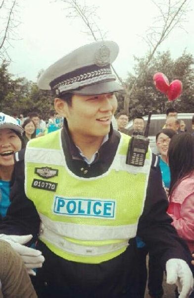 สาวๆจีนแห่กรี๊ด! รุมถ่ายรูปตำรวจสุดหล่อ ไม่สนงานวิ่งมาราธอน