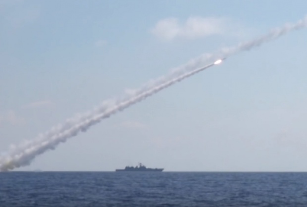 จัดเต็ม! เรือรบรัสเซียยิงขีปนาวุธ 6 ลูก ถล่มยับที่มั่น’ไอเอส’(คลิป)