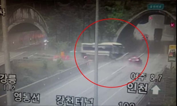 พังยับ!! รถบัสโดยสารเกาหลีใต้ ไถลพุ่งข้ามเลนชนเก๋ง! คนขับเสียชีวิตทันที 1 ราย