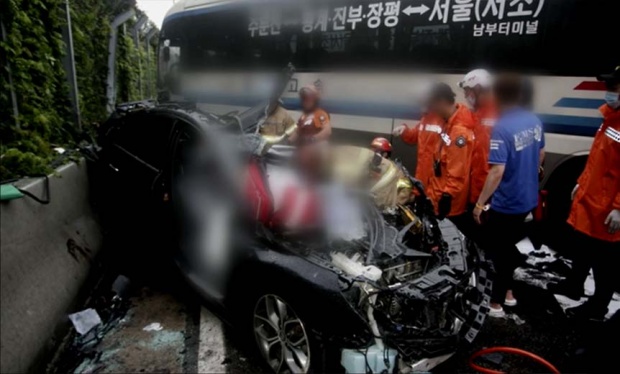 พังยับ!! รถบัสโดยสารเกาหลีใต้ ไถลพุ่งข้ามเลนชนเก๋ง! คนขับเสียชีวิตทันที 1 ราย
