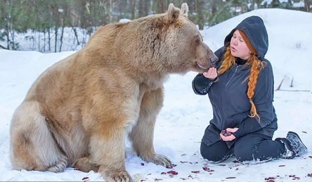 ฮือฮา “หมีนายแบบ” แดนรัสเซีย เป็นมิตรสุดๆ นางแบบทั่วโลกแห่ร่วมเฟรม