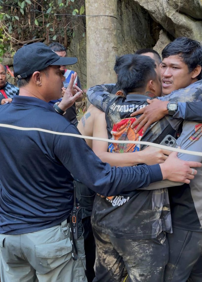 นาทีกู้ภัยไทย-โลก แบกร่างคนงานลาวพ้นปากถ้ำสำเร็จ