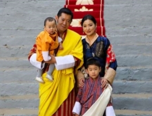 สมเด็จพระราชาธิบดีจิกมี พระราชทานพระบรมฉายาลักษณ์ครอบครัว ในโอกาสวันปีใหม่